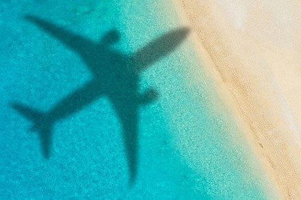 Der Schatten eines Flugzeugs an einem Strad