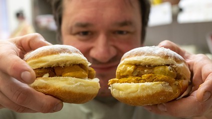 Bäckermeister Florian Perkmann präsentiert seine Wurst-Krapfen