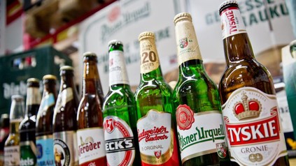 Verschiedene Biermarken aneinandergereiht