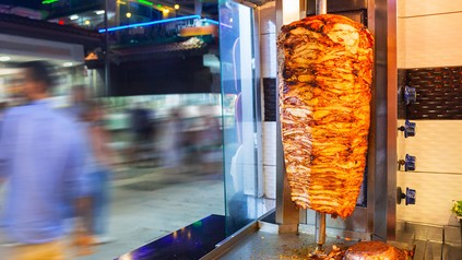 Dönerladen bei Nacht.