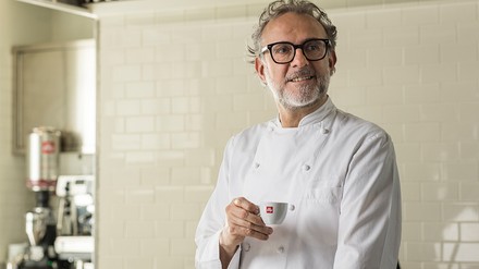 Massimo Bottura hält eine Kaffetasse in der Hand.