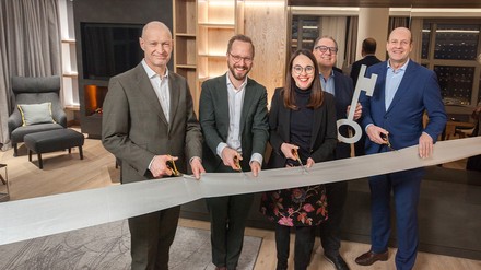 Durchschneiden des Eröffnungsbandes im Mountain Hub by Hilton Munich Airport