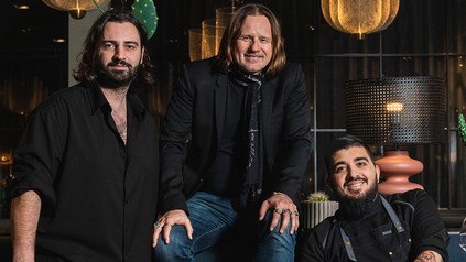 Ariel Schiff mit Henry Agadschanjan und Chefkoch Shimon Peretz