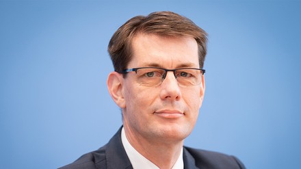 Guido Zöllick bei einer Pressekonferenz.