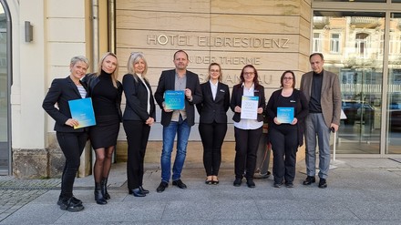 Übergabe des Awards vor dem Hotel Elbresidenz
