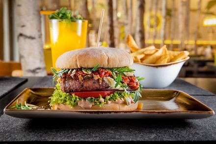 Burger, Pommes und Saft Hans im Glück