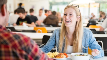 Studentin isst in Mensa