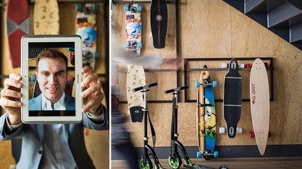 Mann fotografiert sein Gesicht mit Tablet