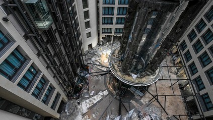 Geplatztes Riesenaquarium in Berlin.