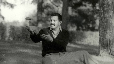 Günther Grass präsentiert einen Pilz