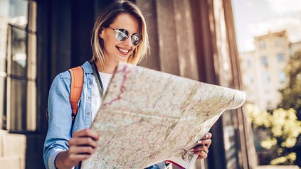 Touristin schaut auf Landkarte