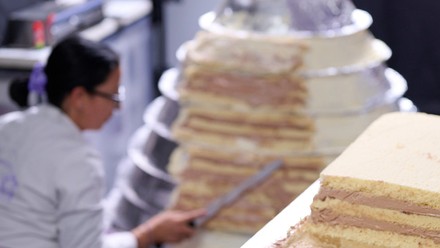 Natascha Lee Fokas beim Beschichten der Torte.