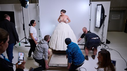 Das größte und schwerste tragbare Brautkleid der Welt.