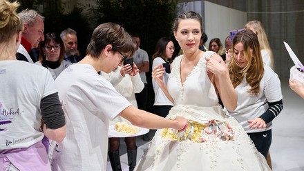 Hier wird die Torte angeschnitten.