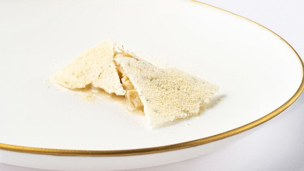 Ein angerichteter Teller im Relais & Châteaux Pepe Vieira Restaurant & Hotel.