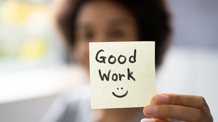 Wer seine Mitarbeiter für gute Leistungen lobt, drückt dadurch seine Wertschätzung aus und motiviert sie.