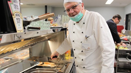 Küchenchef Marko Blatzheim an der Cooking-Station des neuen „Café am See“
