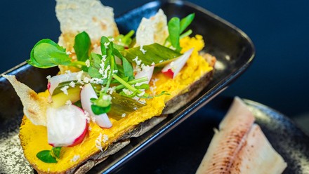 Smörrebröd mit Möhrenbutter, gepickelter Ingwer-Gurke, frischem Meerrettich und geräucherter Meerforelle on top aus der neuen Floral Cuisine Kulinarik (Foto: © Björn Weinbrandt)