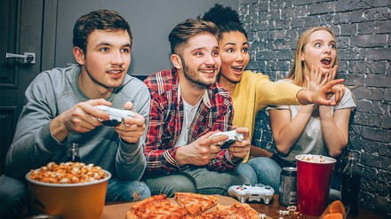 Pizza, Popcorn und Action: So gelingt der Zocker-Abend.