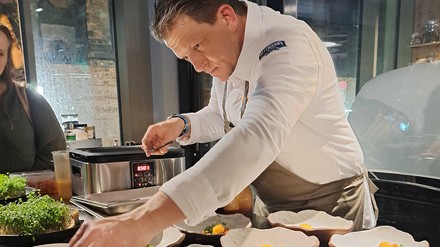 Ein Koch bereitet gerade ein Menü der Zukunft vor: Es besteht aus Spargel, Schwarztee, Ei, Lachs in der