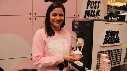 Isabel Groß mit dem veganen Softeis von Oatly