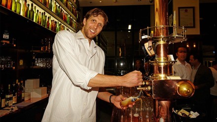 Dirk Nowitzki zapft sich ein Kölsch.