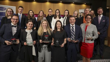 Natalia Url und Stefanie Pirolt mit den anderen Teilnehmern der YHA