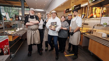 Michael Speck (3. v. l.), Ronny Loll (4. v. l.) und das Team von Aramark freuen sich über die Aktion. (Foto: © Meiko)