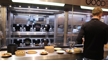 Komplett eigenständig und ohne menschliche Handgriffe bereitet die Robotic Kitchen warme und kalte Speisen zu. (Foto: © HOGAPAGE/Sarah Kleinen)