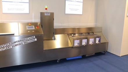 Die Bestecksortiermaschine mit integrierter Besteckpoliermaschine von Thomas Dörr (Foto: © HOGAPAGE/Sarah Kleinen)