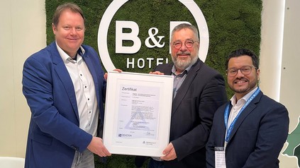 V. l. n. r.: Marcel Landwehr (B&B Hotels), Olaf Seiche und Rasched Ahmadi (TÜV Rheinland) freuen sich über die Vergabe der Zertifizierung, (Foto: © B&B HOTELS)