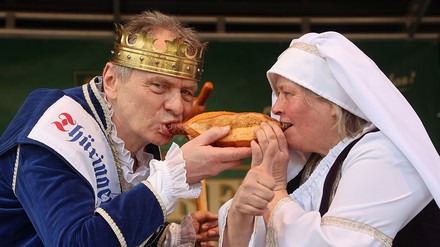 Es geht um die Wurst: Norbert Abt (l), Thüringer Bratwurstkönig, und Susanne Sever in Vertretung der Thüringer Wurstkönigin beißen in eine Rostbratwurst beim Festival „Rostkultur 2023“.