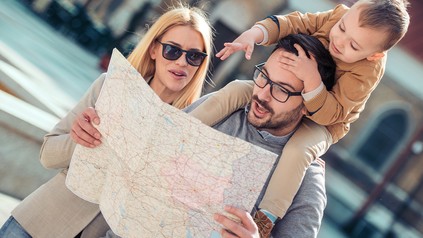 Familie erkundet Stadt