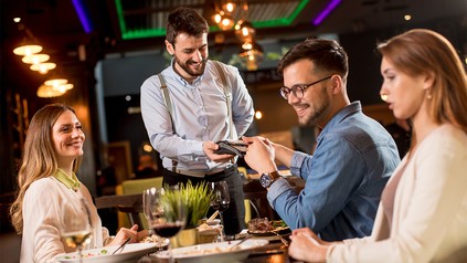 Gäste bezahlen im Restaurant