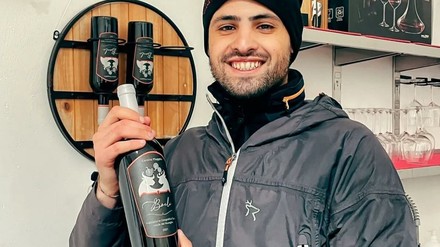 Winzer Mattia Muggittu präsentiert einen seiner Weine.