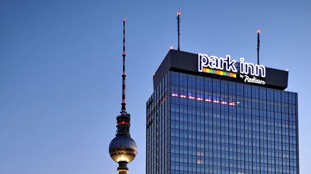 Im Park Inn by Radisson Berlin Alexanderplatz wird die Earth Hour zelebriert.