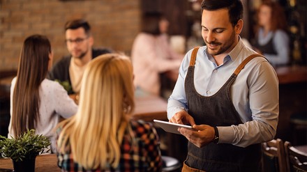 Kellner nimmt Bestellung auf