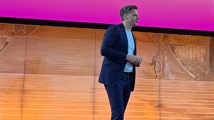 Dr. Marcel Klinge, Vorstandsvorsitzender Denkfabrik Zukunft der Gastwelt spricht über das Ökosystem Gastwelt 360° (Foto:©HOGAPAGE/THWA)