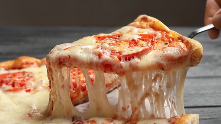 Eine frisch gebackene Pizza Margherita.