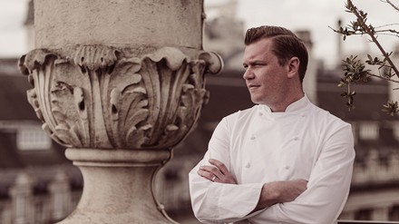 Alex Dilling schreibt seine Erfolgsgeshcichte fort: Für sein Restaurant „Alex Dilling“ hat er zwei Michelin Sterne erkocht.