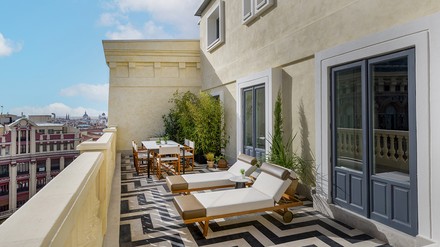 Terrasse mit Blick auf die pulsierende Stadt. (Foto: © Marriott International)