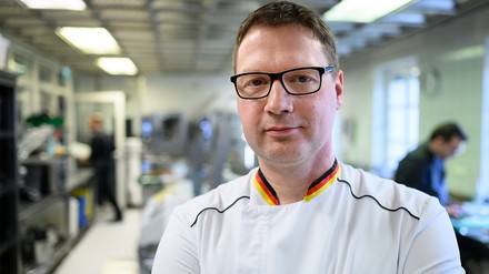 Jan-Göran Barth, Küchenchef im Schloss Bellevue, bereitet zusammen mit seinem Team das Abendessen für das Staatsbankett zu Ehren von König Charles III. und Königin Camilla im Schloss Bellevue vor