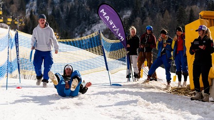 Action beim Bobfahren: Insgesamt 31 teilnehmende 2er-Teams aus Tourismusbetrieben der Region Schladming-Dachstein trafen sich in der AlmArena in Haus im Ennstal zur großen Challenge “Helden der Saison”.