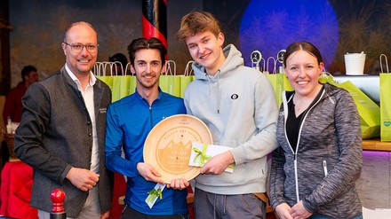 "Helden der Saison": TVB-Geschäftsführer Mathias Schattleitner (l.) mit Hubert und Tobias Stocker vom Siegerteam „Scherz“ (Hotel Schwaigerhof) und Barbara Hochkönig (Tourismusverband Schladming-Dachstein). (Foto: ©Christine Höflehner)