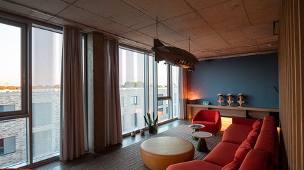 Über den Köpfen der Gäste schwebt ein gigantischer Zeppelin. (Foto: © KONCEPT HOTELS)