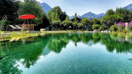 Der Naturpool im Freien belebt die Sinne. (Foto: © Hotel Franks Oberstdorf)