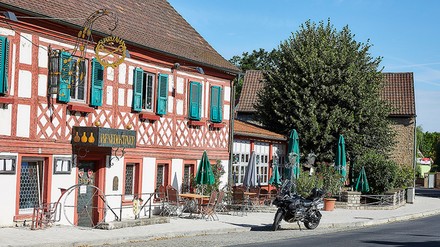 Das Flair Hotel Zum Benediktiner in Schwarzach am Main konnte eine Spendensumme in Höhe von 1.200 Euro übergeben. (Foto: © Flair Hotels e.V./Markus Brodt)