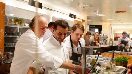 Spitzenkoch Ali Güngermüs verwöhnte die Gäste mit seinen Kochkünsten. (Foto: © Breuninger)