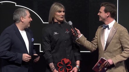 Mona Schrader bekommt Service Award. (Foto:  © Screenshot YouTube/Live-Stream Guide Michelin Ceremony 2023)