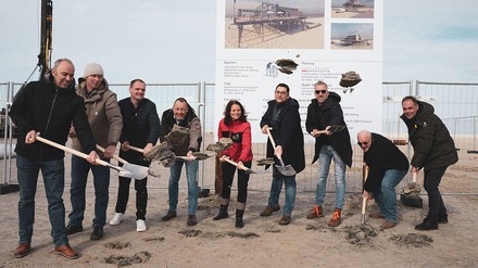 Auf dem Foto von links nach rechts: Frank Rudolph von Limbrecht Jensen Rudolph Architekten, Andre Zeiske von Friedrich Peters Bau, Thies Jahn, Abteilungsleiter Sales/Marketing/Services von der Tourismus-Zentrale St. Peter-Ording, Nils Koch, Technisches Projektmanagement von der Tourismus-Zentrale St. Peter-Ording, Tourismus-Direktorin Katharina Schirmbeck, Bürgermeister Jürgen Ritter, Tim Schäfer, Jan Duggen und Thorsten Pauls alle drei vom Tourismus-Ausschuss der Gemeinde St. Peter-Ording.